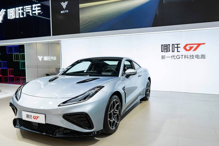 广州216哪吒汽车在智能汽车领域的表现，领途汽车在新能源汽车市场中的影响力